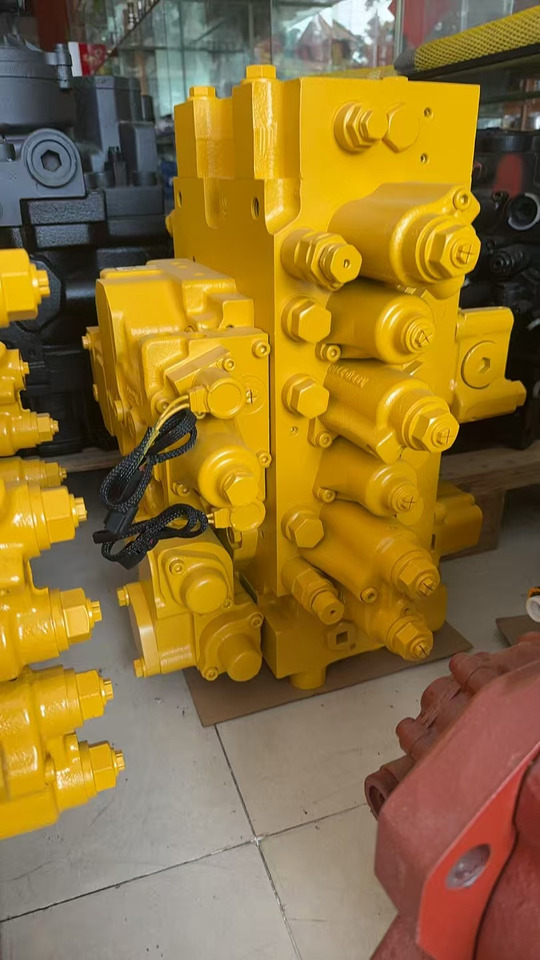 KOMATSU - Valve pour Pelle: photos 2 KOMATSU - Valve pour Pelle: photos 2