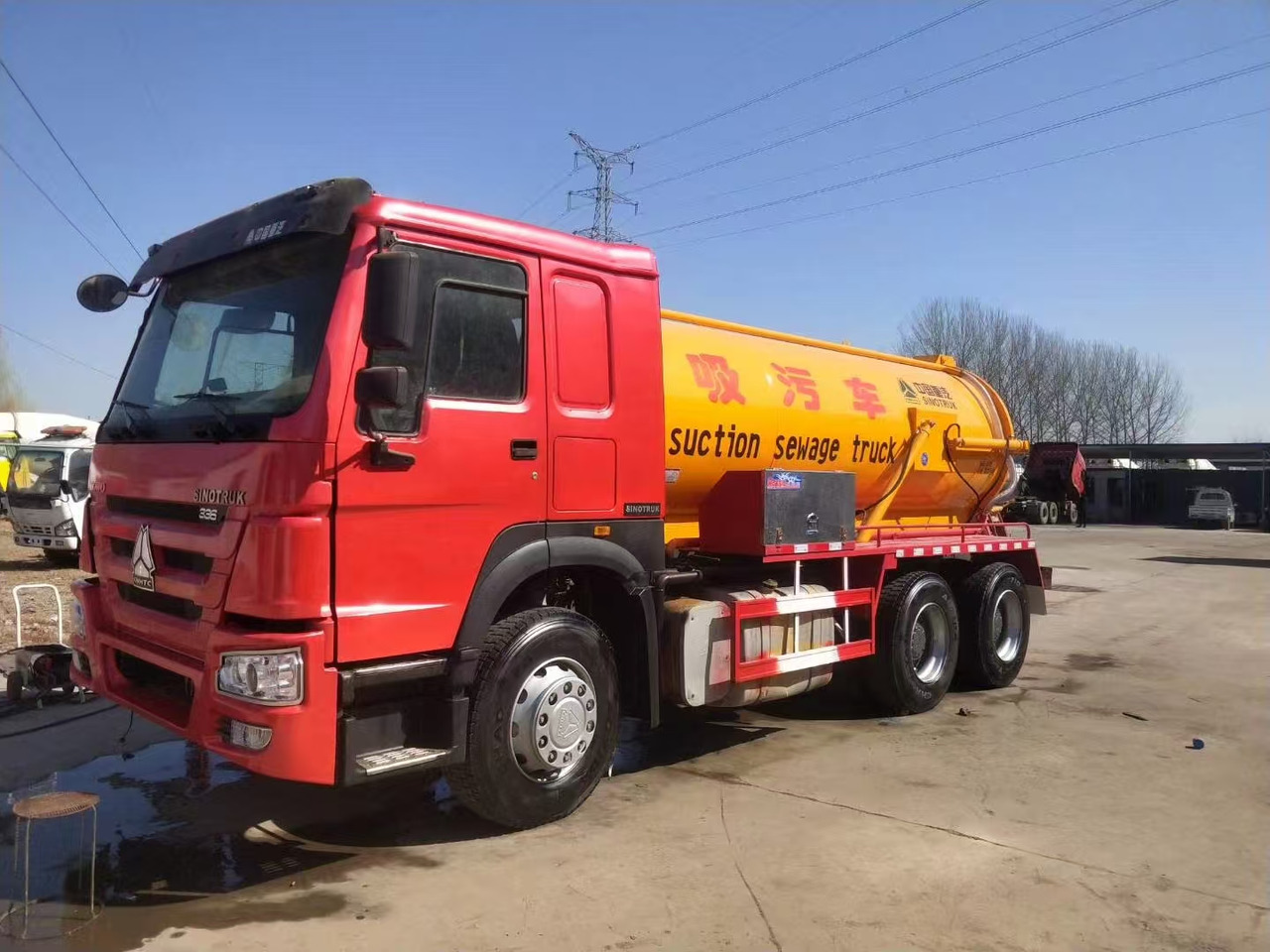 SINOTRUK SINOTRUK 336 suction sewage truck - Camion porte-conteneur/ Caisse mobile: photos 1 SINOTRUK SINOTRUK 336 suction sewage truck - Camion porte-conteneur/ Caisse mobile: photos 1