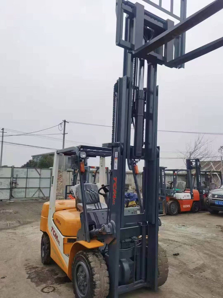 TCM 5 TONS 2 stages - Chariot élévateur diesel: photos 3 TCM 5 TONS 2 stages - Chariot élévateur diesel: photos 3