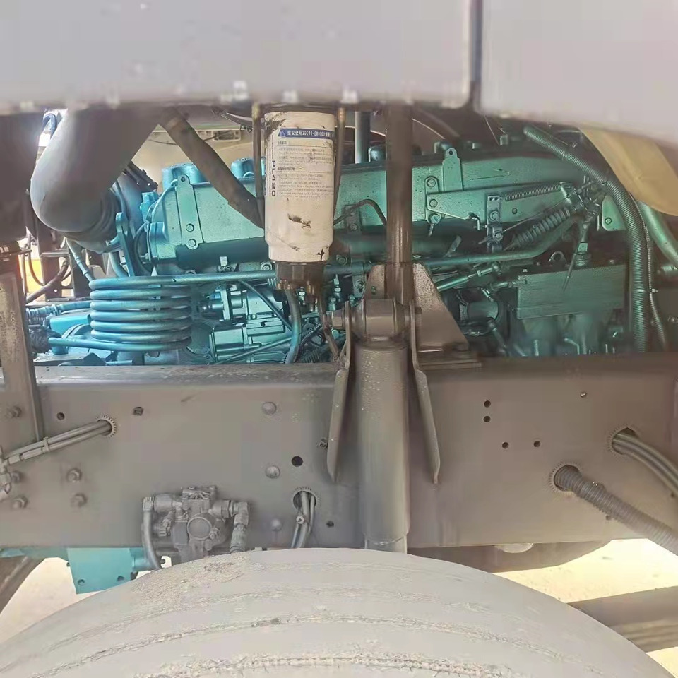 SINOTRUK HOWO 371,6×4 - Tracteur routier: photos 4 SINOTRUK HOWO 371,6×4 - Tracteur routier: photos 4