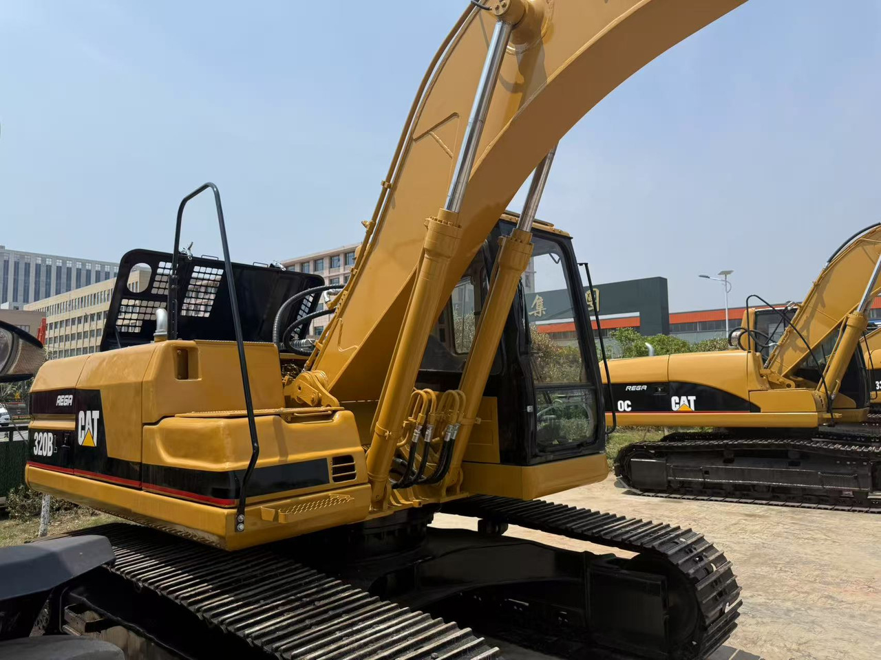 CATERPILLAR 320B - Pelle sur chenille: photos 2 CATERPILLAR 320B - Pelle sur chenille: photos 2