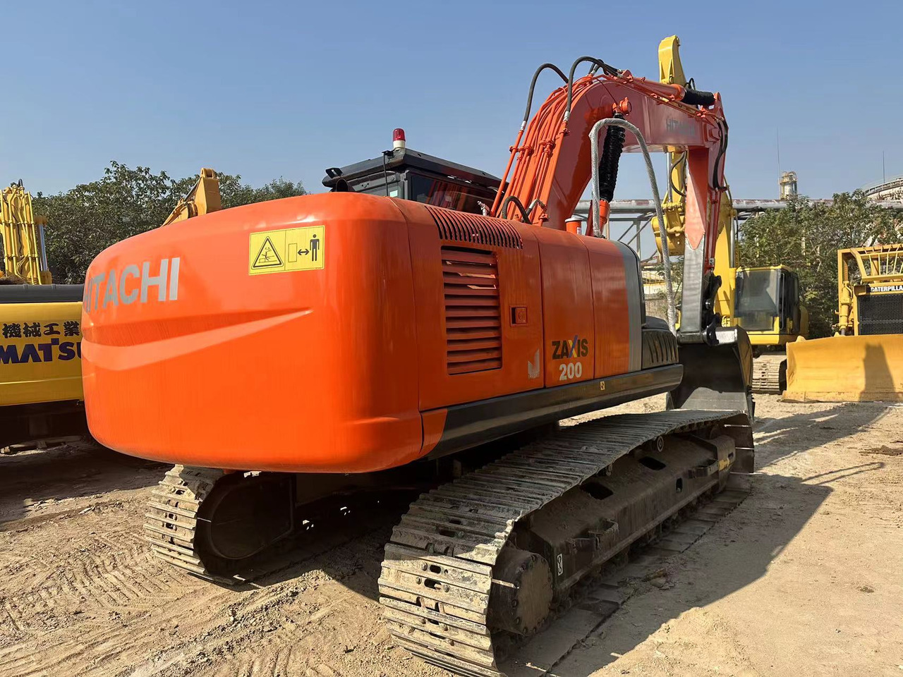 CRAWLER EXCAVATOR Original Japan Hitachi ZX200-3 Excavator Hitachi Excavator in Low Price for Hot Sale - Pelle sur chenille: photos 1 CRAWLER EXCAVATOR Original Japan Hitachi ZX200-3 Excavator Hitachi Excavator in Low Price for Hot Sale - Pelle sur chenille: photos 1