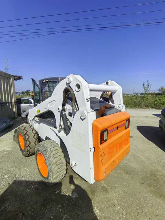 Second Hand Bobcat S300 Skid Steer Loader High Quality Cheap 95% New Used Mini Bobcati Bobcate S300 - Mini chargeuse: photos 4 Second Hand Bobcat S300 Skid Steer Loader High Quality Cheap 95% New Used Mini Bobcati Bobcate S300 - Mini chargeuse: photos 4