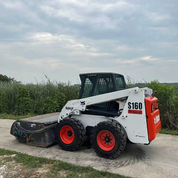Mini chargeuse USED BOBCAT S160 Skid-steer Loader Bobcat S160 Carry Sweeper with Very Good Performance Is for Sale at a Low Price.: photos 1