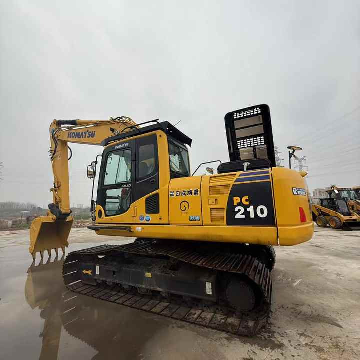Used Good Quality Japan Original PC210-8 in Good Condition PC210-8 Komatsu - Pelle sur chenille: photos 2 Used Good Quality Japan Original PC210-8 in Good Condition PC210-8 Komatsu - Pelle sur chenille: photos 2