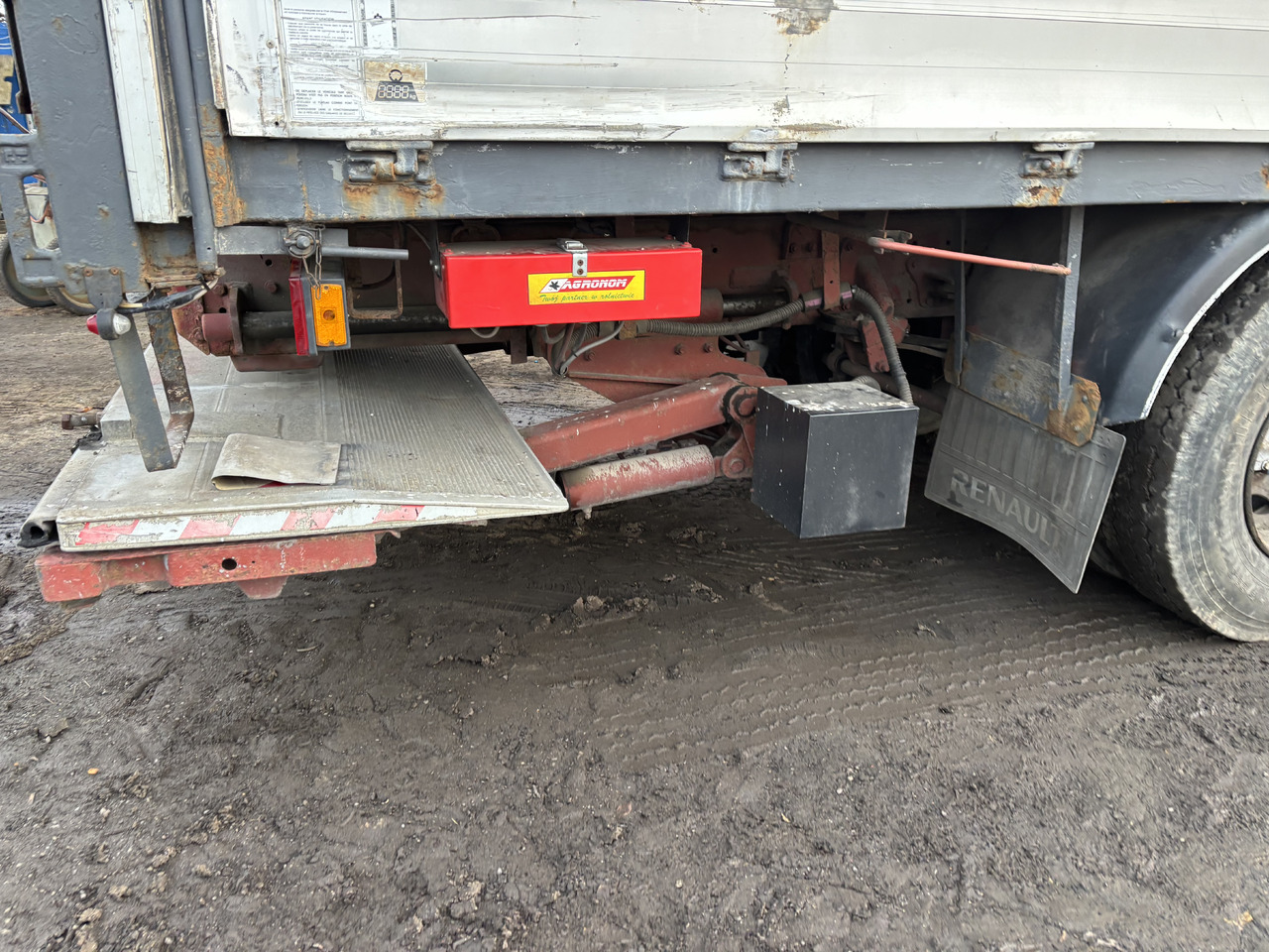 RENAULT Premium 260 - Camion à rideaux coulissants: photos 3 RENAULT Premium 260 - Camion à rideaux coulissants: photos 3