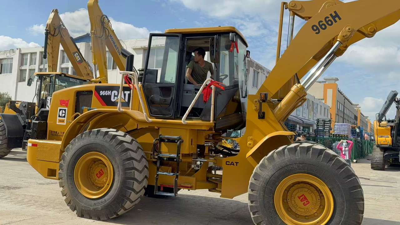 CATERPILLAR 966H - Chargeuse sur pneus: photos 3 CATERPILLAR 966H - Chargeuse sur pneus: photos 3