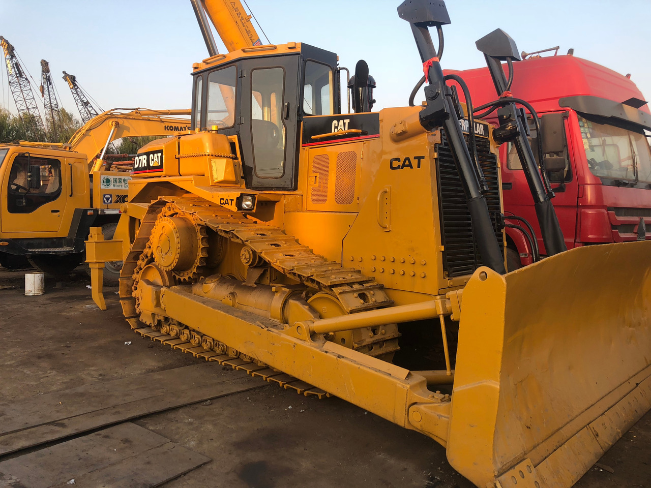 CATERPILLAR D7R - Bulldozer: photos 1 CATERPILLAR D7R - Bulldozer: photos 1