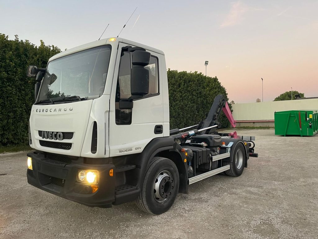 IVECO EUROCARGO 160E25 SCARRABILE - Camion ampliroll: photos 1 IVECO EUROCARGO 160E25 SCARRABILE - Camion ampliroll: photos 1