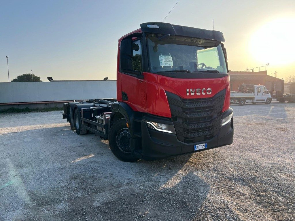 IVECO X-WAY AD260 NUOVO TARGATO SCARRABILE - Camion ampliroll: photos 2 IVECO X-WAY AD260 NUOVO TARGATO SCARRABILE - Camion ampliroll: photos 2