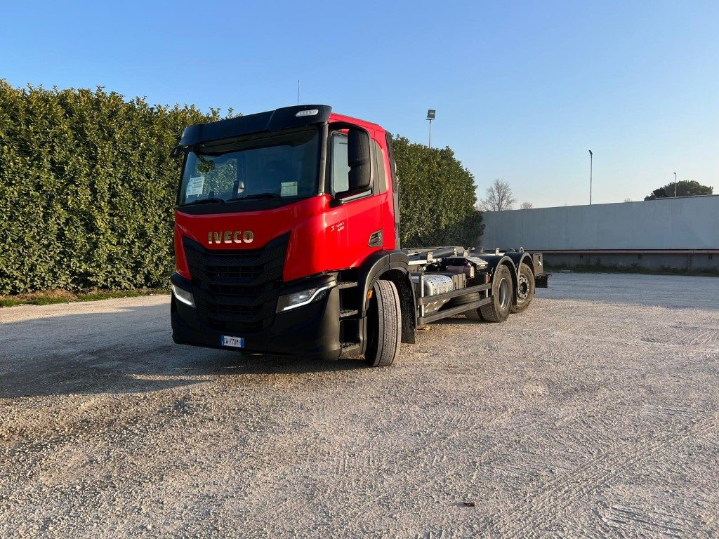 IVECO X-WAY AD260 NUOVO TARGATO SCARRABILE - Camion ampliroll: photos 1 IVECO X-WAY AD260 NUOVO TARGATO SCARRABILE - Camion ampliroll: photos 1