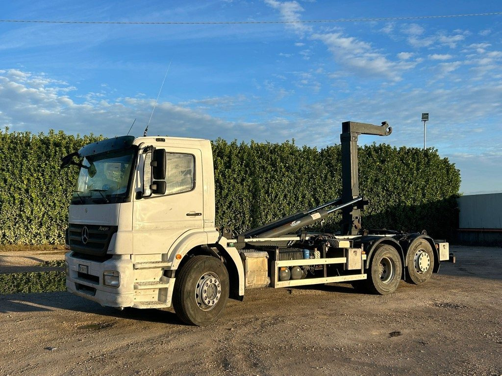 MERCEDES-BENZ MERCEDES 2533 SCARRABILE - Camion ampliroll: photos 1 MERCEDES-BENZ MERCEDES 2533 SCARRABILE - Camion ampliroll: photos 1