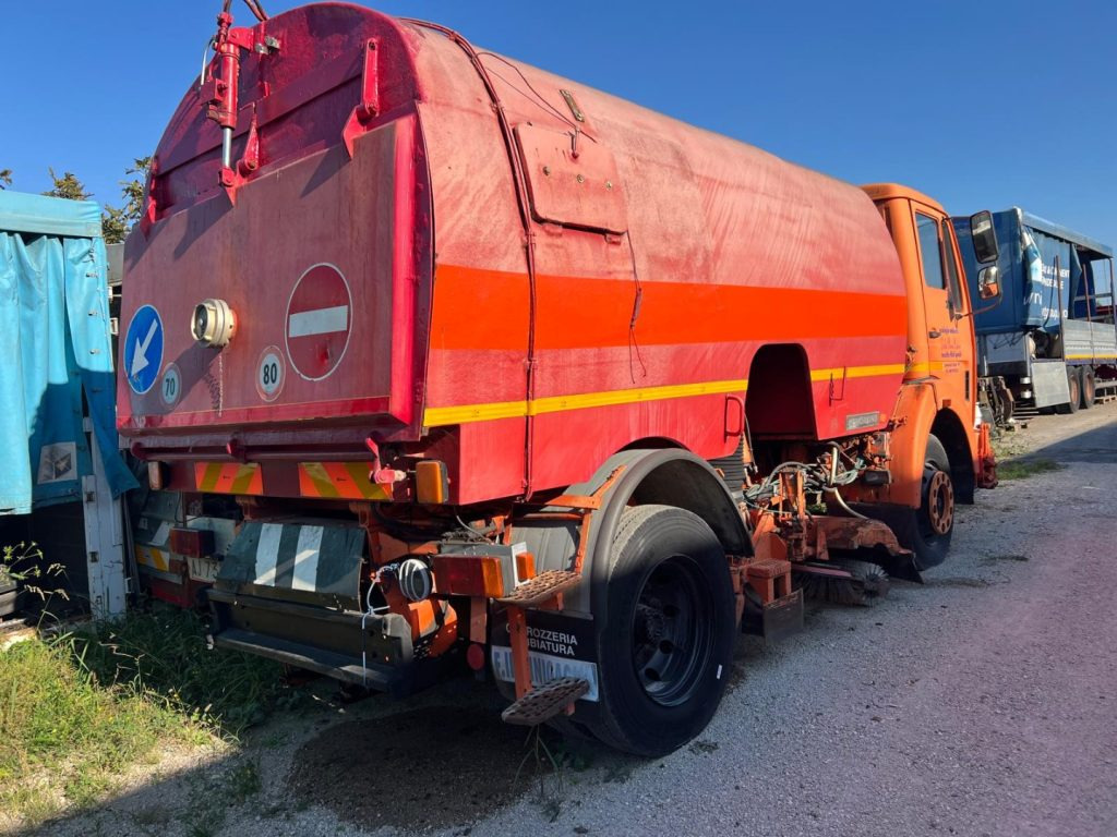 MERCEDES-BENZ MERCEDES AUTOSPAZZATRICE USATA - Balayeuse de voirie: photos 3 MERCEDES-BENZ MERCEDES AUTOSPAZZATRICE USATA - Balayeuse de voirie: photos 3