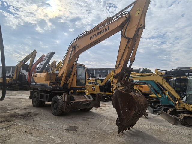 Hyundai R210W-9S - Pelle sur pneus: photos 4 Hyundai R210W-9S - Pelle sur pneus: photos 4