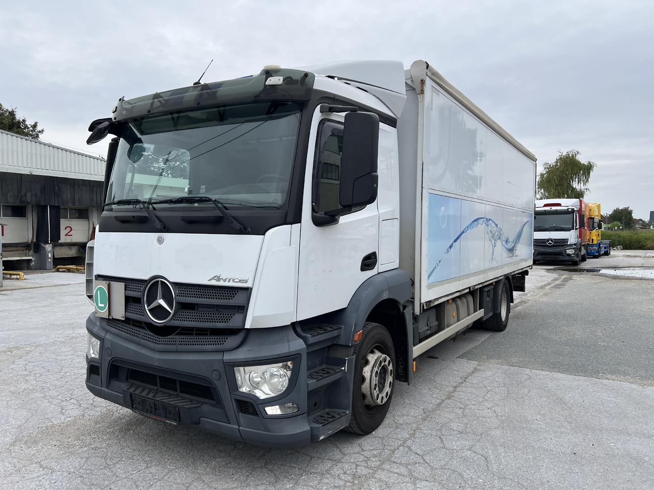 MERCEDES-BENZ ANTOS 18.30 L automatische Seitenladung | LBW | Klima | Tempomat - Camion pour le transport de boissons: photos 1 MERCEDES-BENZ ANTOS 18.30 L automatische Seitenladung | LBW | Klima | Tempomat - Camion pour le transport de boissons: photos 1