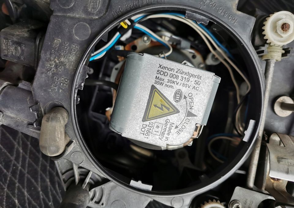 LAMPA XENON VOLVO FH 13 ORYGINAŁ PRAWA - Feu avant pour Camion: photos 3 LAMPA XENON VOLVO FH 13 ORYGINAŁ PRAWA - Feu avant pour Camion: photos 3
