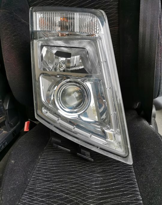 LAMPA XENON VOLVO FH 13 ORYGINAŁ PRAWA - Feu avant pour Camion: photos 1 LAMPA XENON VOLVO FH 13 ORYGINAŁ PRAWA - Feu avant pour Camion: photos 1