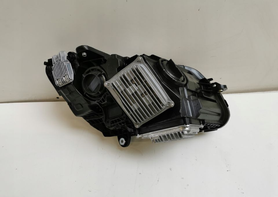 Lampa Mercedes c klasa - Lumière/ Éclairage pour Camion: photos 2 Lampa Mercedes c klasa - Lumière/ Éclairage pour Camion: photos 2