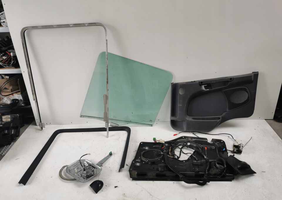 SZYBA TANPICERKA MECHANIZM ZAMEK SCANIA CP PRAWA - Portière et pièces pour Camion: photos 1 SZYBA TANPICERKA MECHANIZM ZAMEK SCANIA CP PRAWA - Portière et pièces pour Camion: photos 1