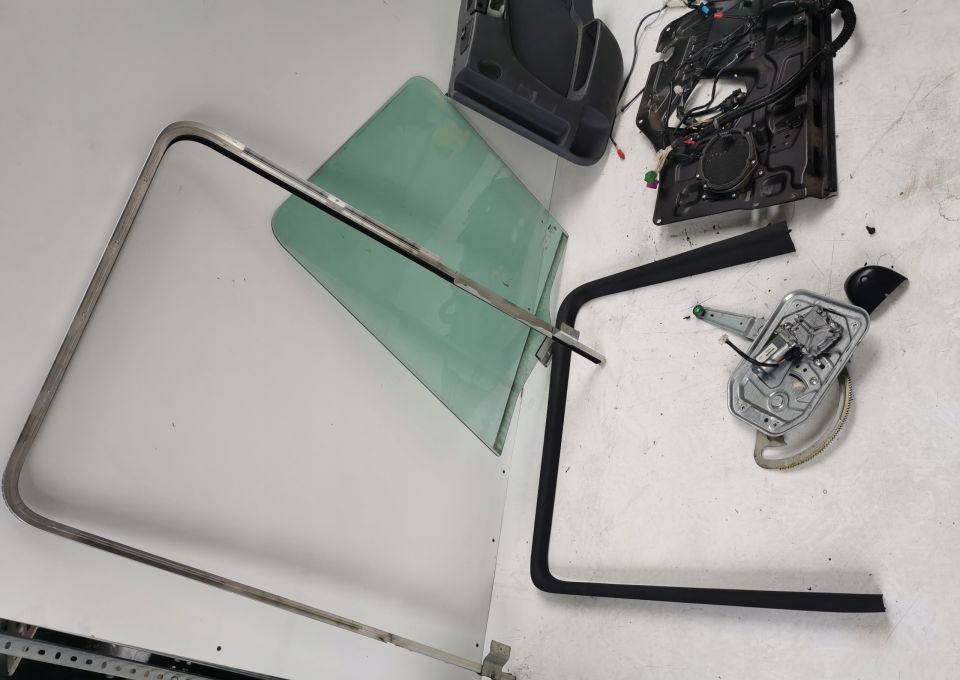 SZYBA TANPICERKA MECHANIZM ZAMEK SCANIA CP PRAWA - Portière et pièces pour Camion: photos 3 SZYBA TANPICERKA MECHANIZM ZAMEK SCANIA CP PRAWA - Portière et pièces pour Camion: photos 3