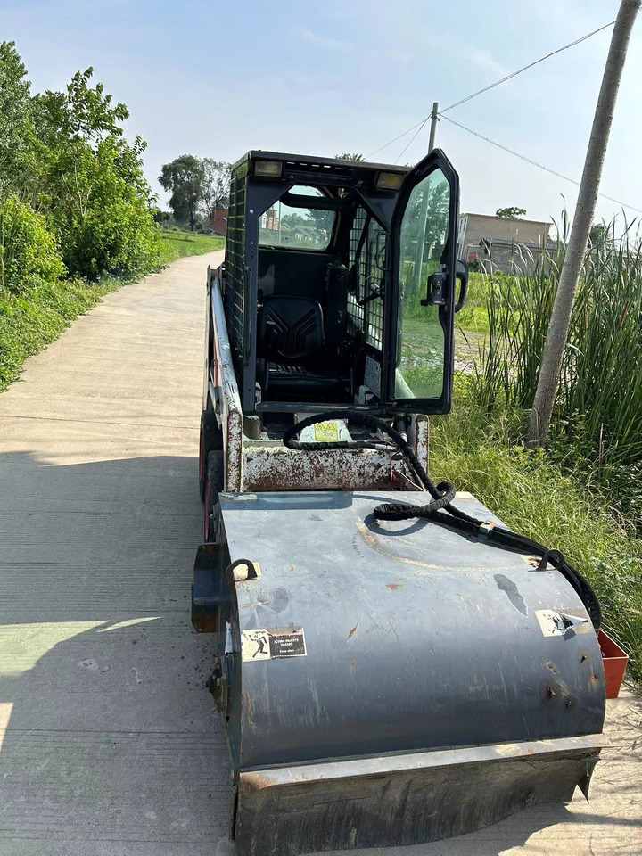 BOBCAT S70 Sliding Sweeper Click for Discount - Mini chargeuse: photos 1 BOBCAT S70 Sliding Sweeper Click for Discount - Mini chargeuse: photos 1