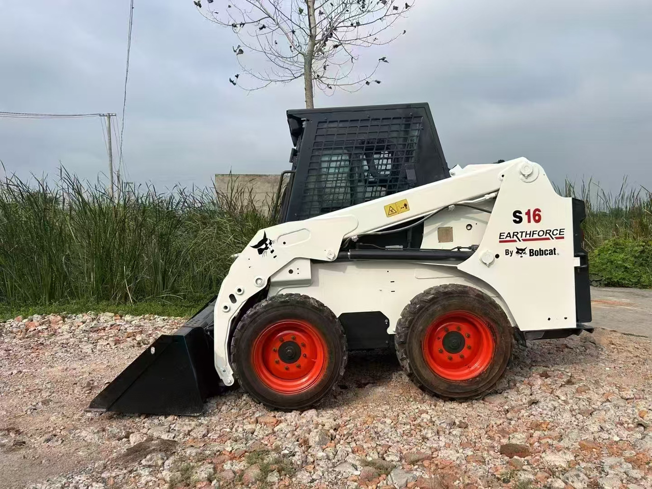 BOBCAT Skid Steer Loader S16 - Mini chargeuse: photos 3 BOBCAT Skid Steer Loader S16 - Mini chargeuse: photos 3