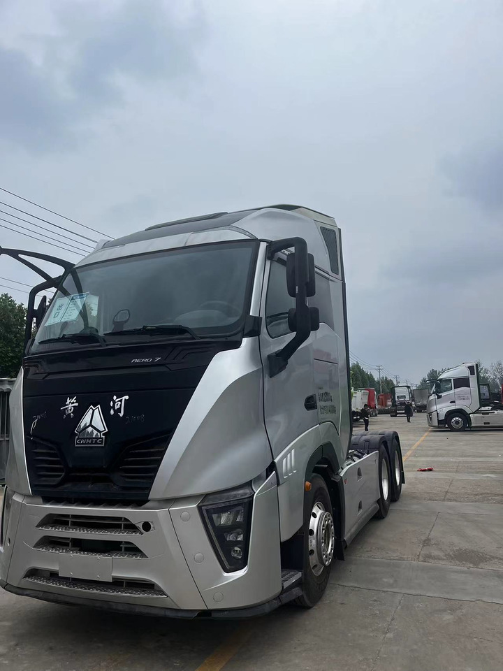 SINOTRUK Y1263 Huanghe X7 6X4 Automatic Tractor Unit - Engins de chantier: photos 3 SINOTRUK Y1263 Huanghe X7 6X4 Automatic Tractor Unit - Engins de chantier: photos 3