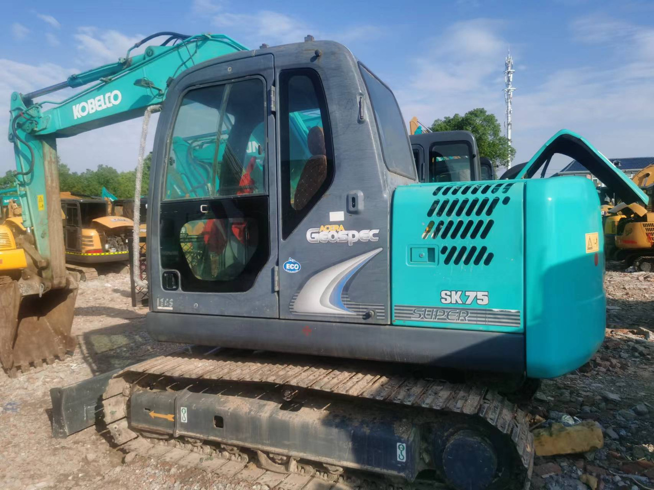 Pelle sur chenille KOBELCO SK75-8: photos 1
