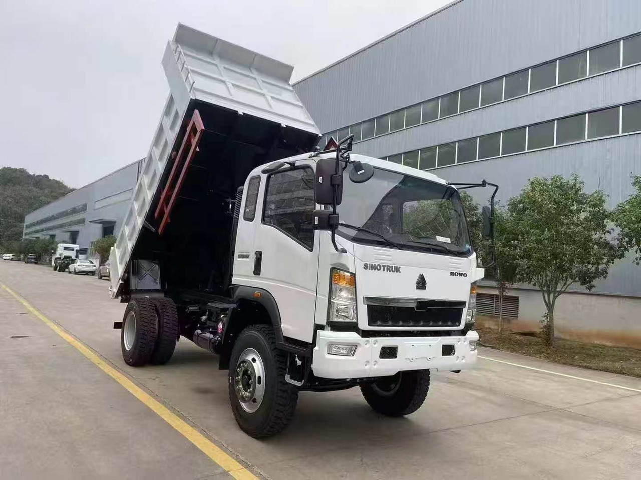 SINOTRUK HOWO 4x2 Dump Truck Click Here for Discount - Camion benne: photos 1 SINOTRUK HOWO 4x2 Dump Truck Click Here for Discount - Camion benne: photos 1