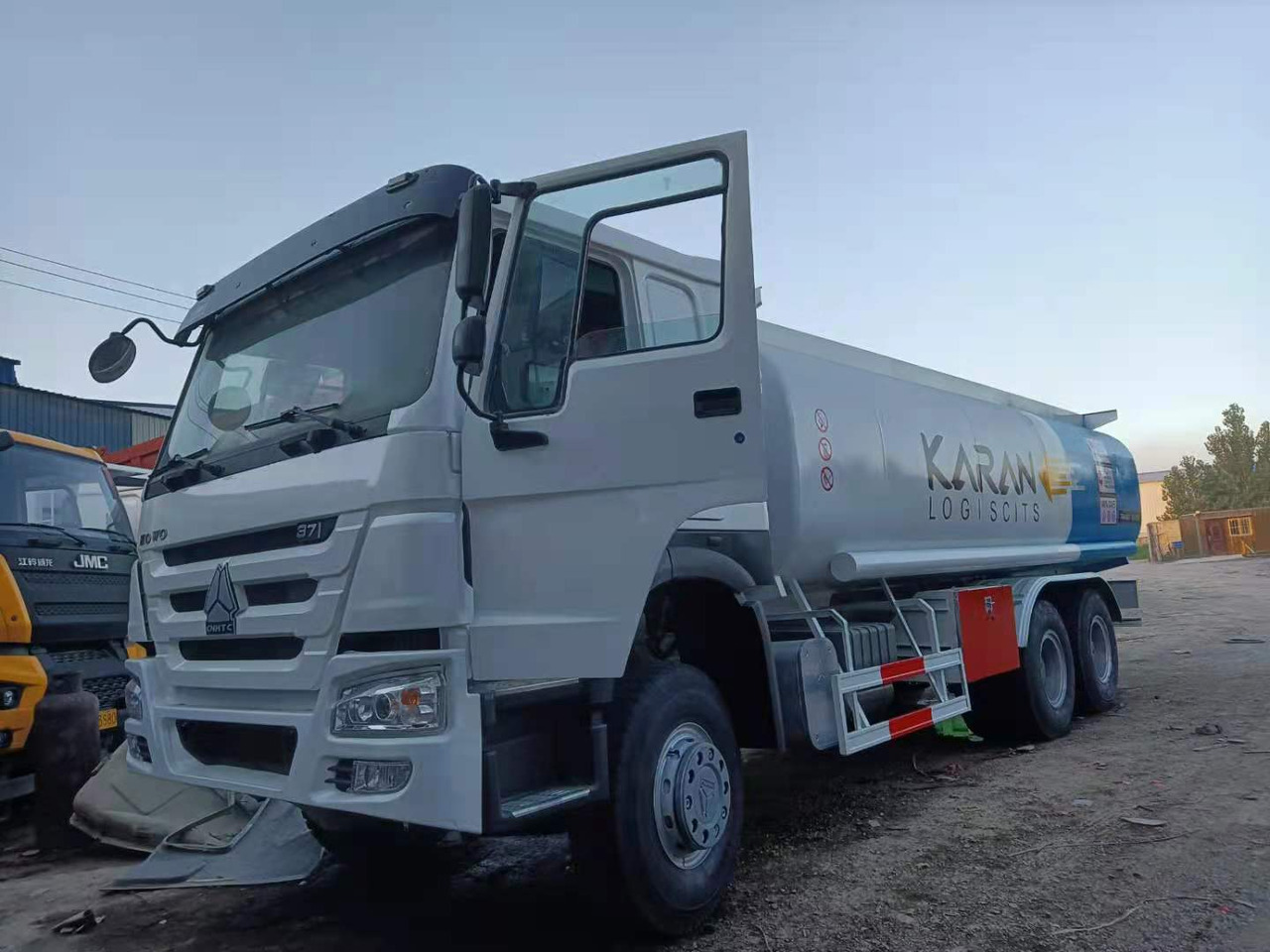 SINOTRUK Howo 371 Fuel Tanker Click Here For DISCOUNT - Camion citerne: photos 2 SINOTRUK Howo 371 Fuel Tanker Click Here For DISCOUNT - Camion citerne: photos 2