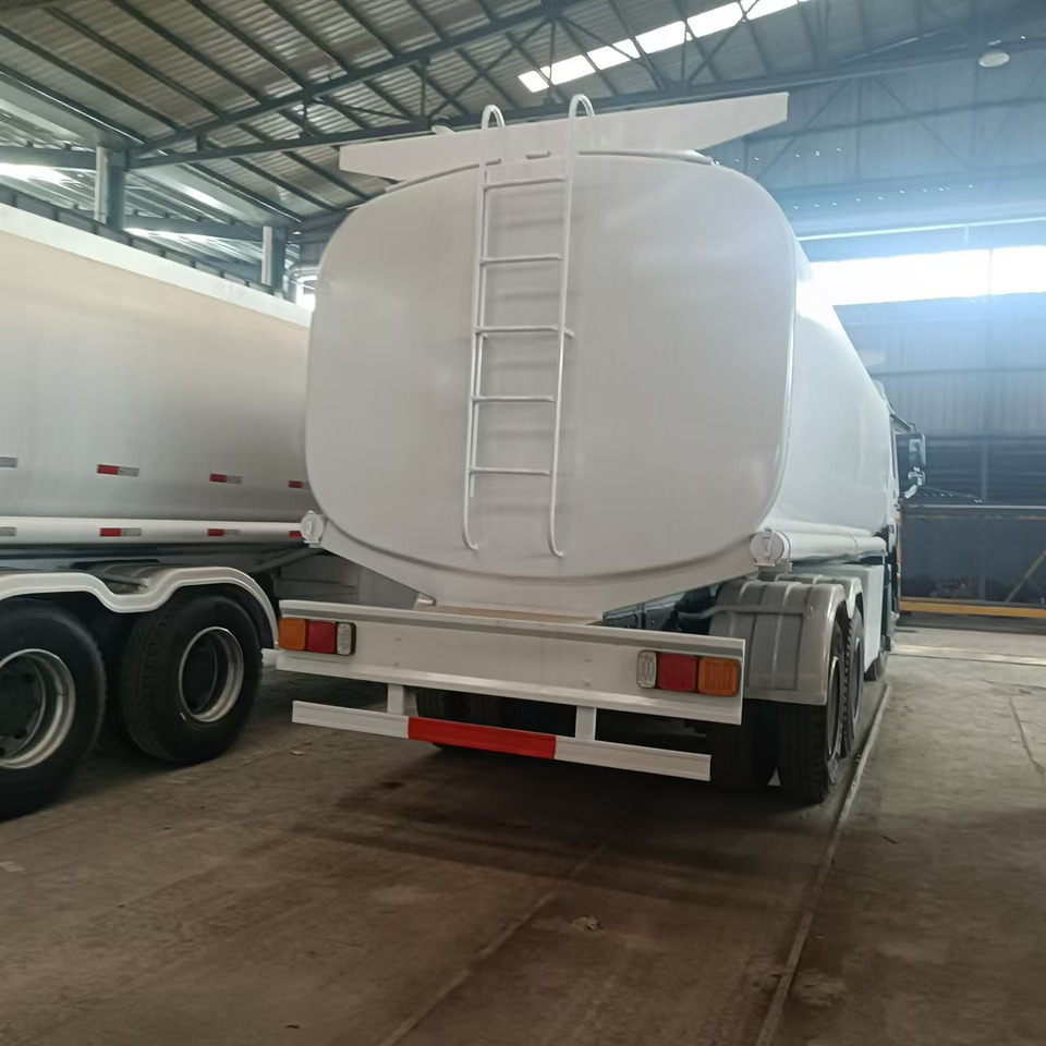SINOTRUK Howo 371hp Fuel tanker - Camion citerne: photos 5 SINOTRUK Howo 371hp Fuel tanker - Camion citerne: photos 5