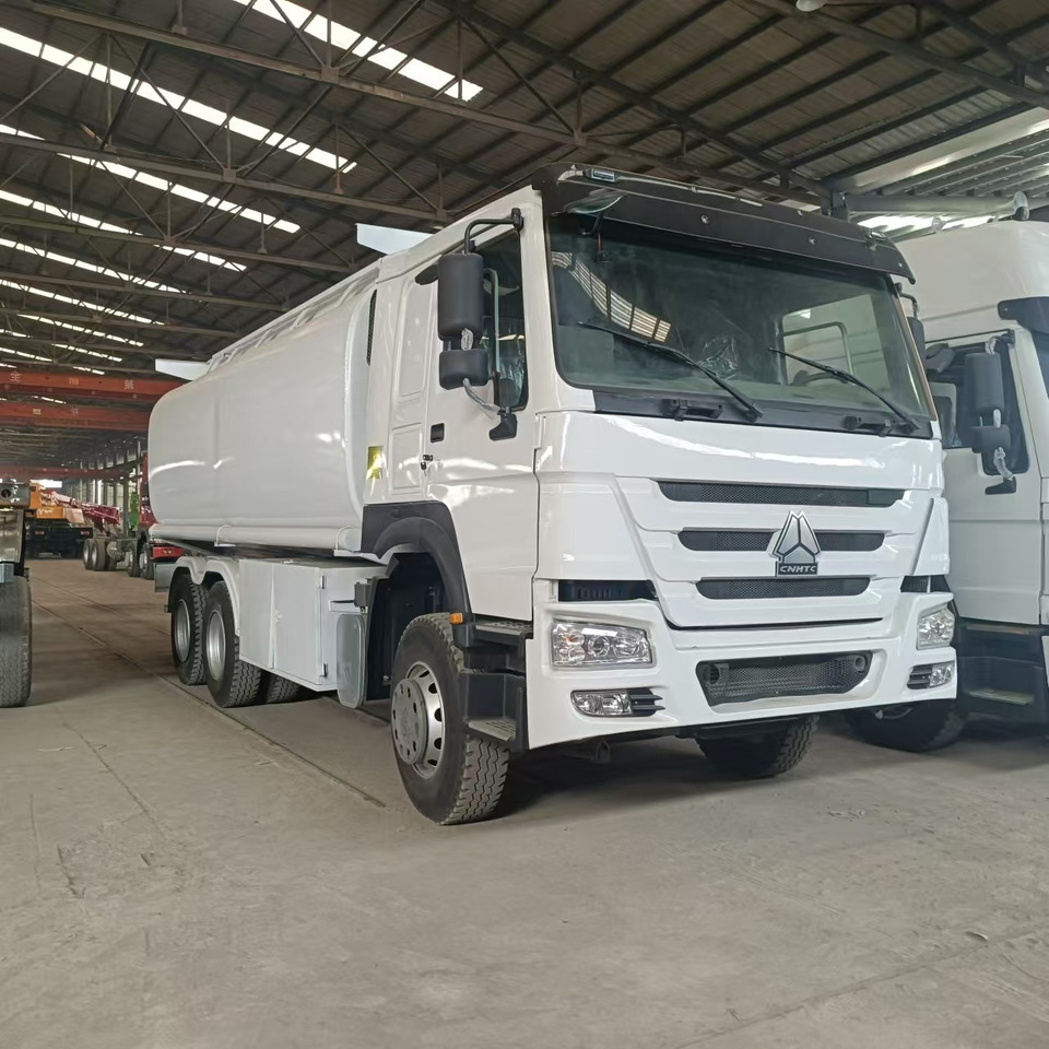 SINOTRUK Howo 371hp Fuel tanker - Camion citerne: photos 1 SINOTRUK Howo 371hp Fuel tanker - Camion citerne: photos 1