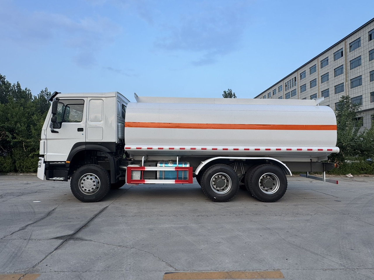 SINOTRUK Howo Fuel Tanker Click Here For DISCOUNT - Camion citerne: photos 3 SINOTRUK Howo Fuel Tanker Click Here For DISCOUNT - Camion citerne: photos 3