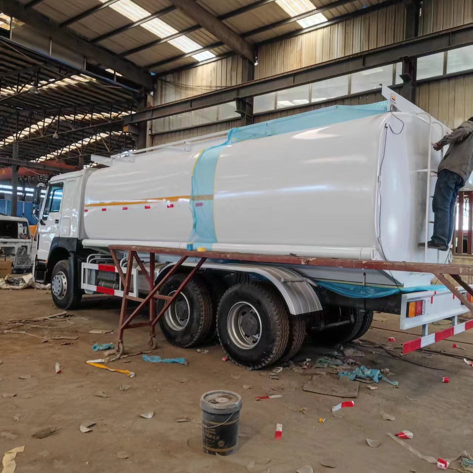 Sinotruck HOWO 371 Fuel Tanker Large Capacity Fuel Vehicle - Camion citerne: photos 4 Sinotruck HOWO 371 Fuel Tanker Large Capacity Fuel Vehicle - Camion citerne: photos 4