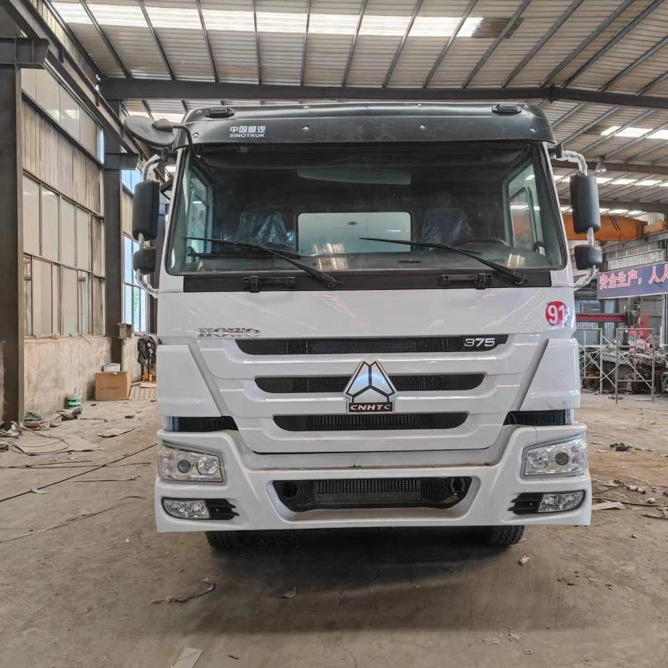 Sinotruck HOWO 371 Fuel Tanker Large Capacity Fuel Vehicle - Camion citerne: photos 3 Sinotruck HOWO 371 Fuel Tanker Large Capacity Fuel Vehicle - Camion citerne: photos 3
