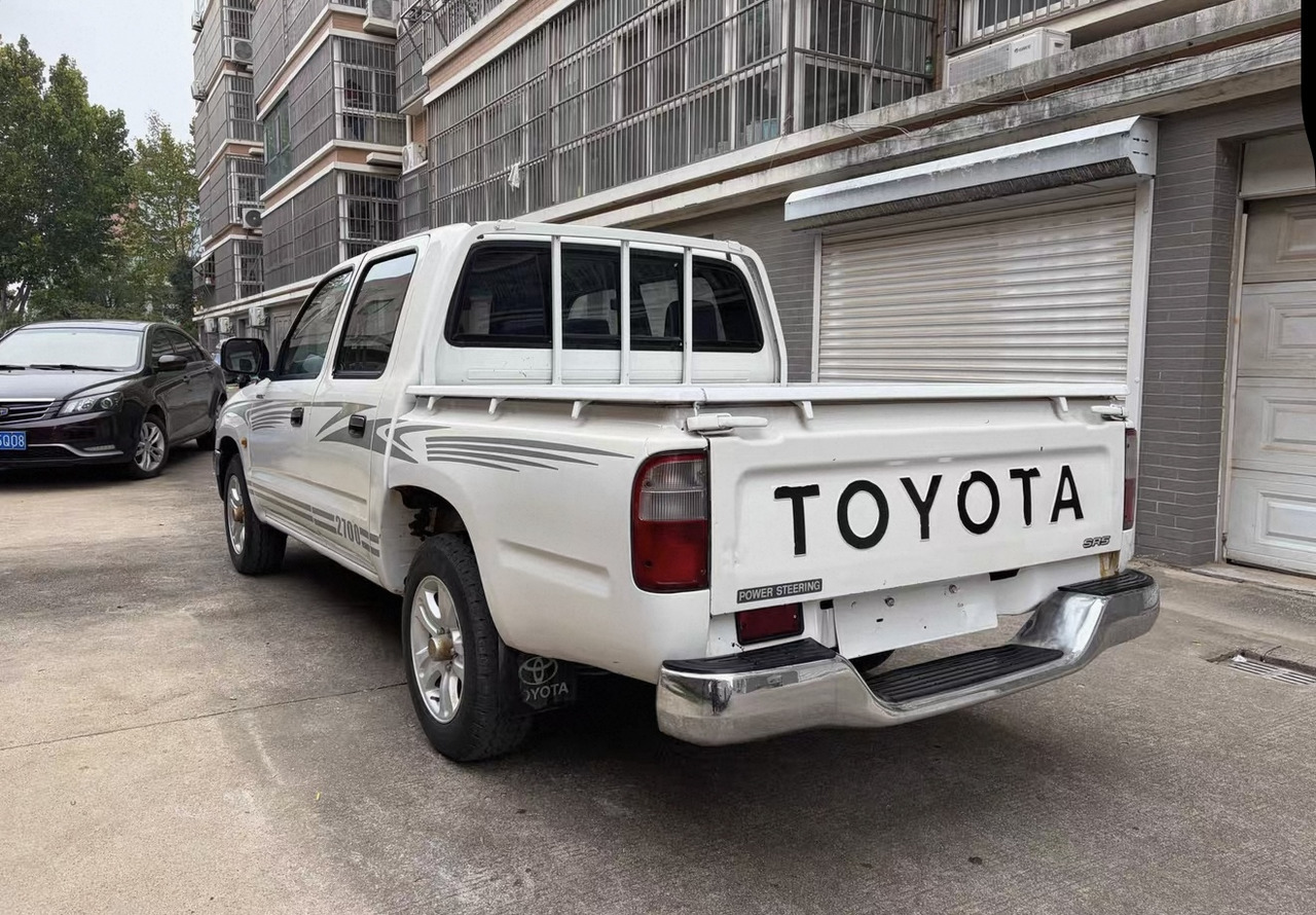 TOYOTA Toyota Hilux Truck Click for Discount - Camion benne: photos 4 TOYOTA Toyota Hilux Truck Click for Discount - Camion benne: photos 4