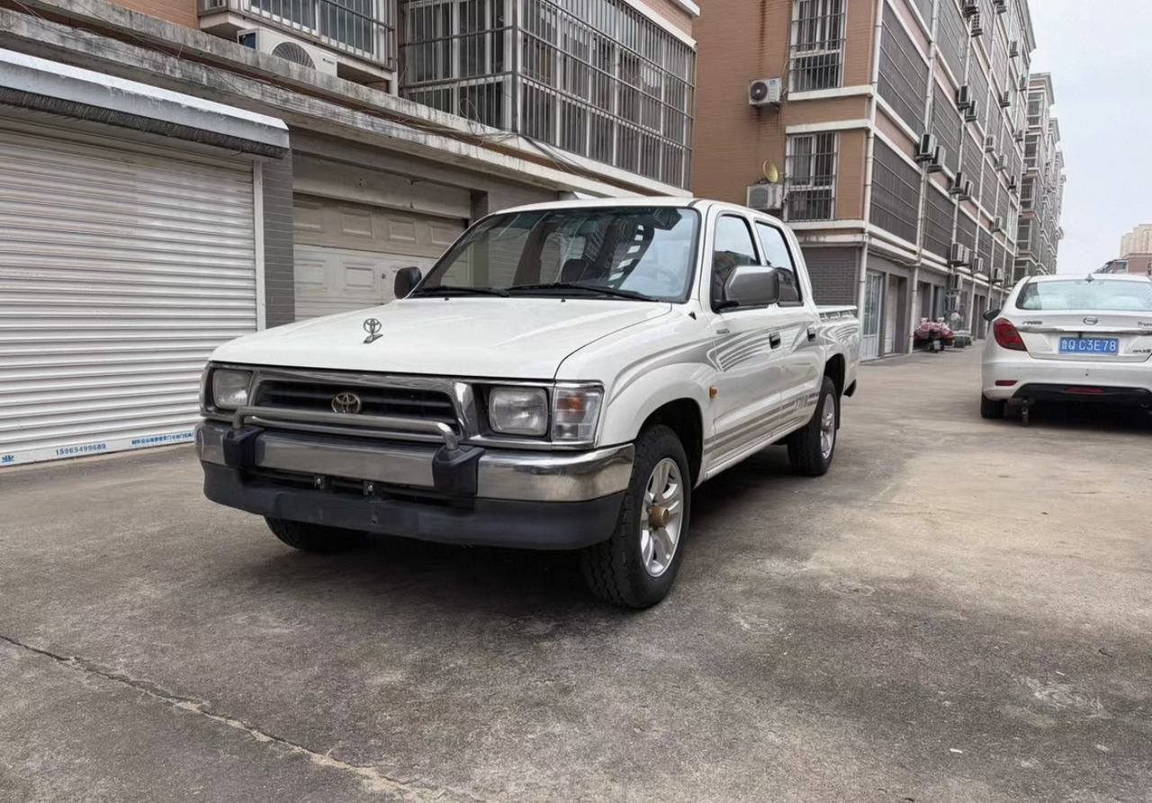 TOYOTA Toyota Hilux Truck Click for Discount - Camion benne: photos 3 TOYOTA Toyota Hilux Truck Click for Discount - Camion benne: photos 3