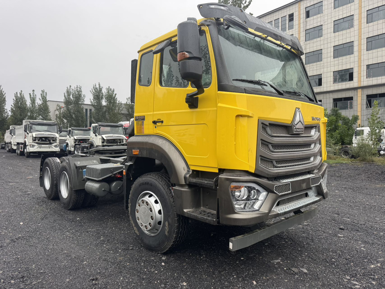 SINOTRUK HOWO 430HP Hydraulic Lift-Equipped Tractor Unit Click for Discount - Tracteur routier: photos 3 SINOTRUK HOWO 430HP Hydraulic Lift-Equipped Tractor Unit Click for Discount - Tracteur routier: photos 3