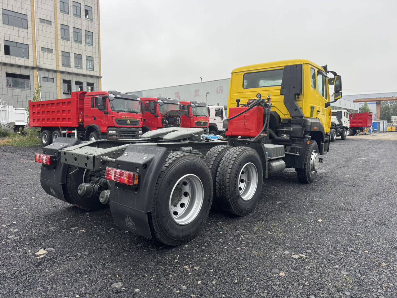 SINOTRUK HOWO 430HP Hydraulic Lift-Equipped Tractor Unit Click for Discount - Tracteur routier: photos 5 SINOTRUK HOWO 430HP Hydraulic Lift-Equipped Tractor Unit Click for Discount - Tracteur routier: photos 5