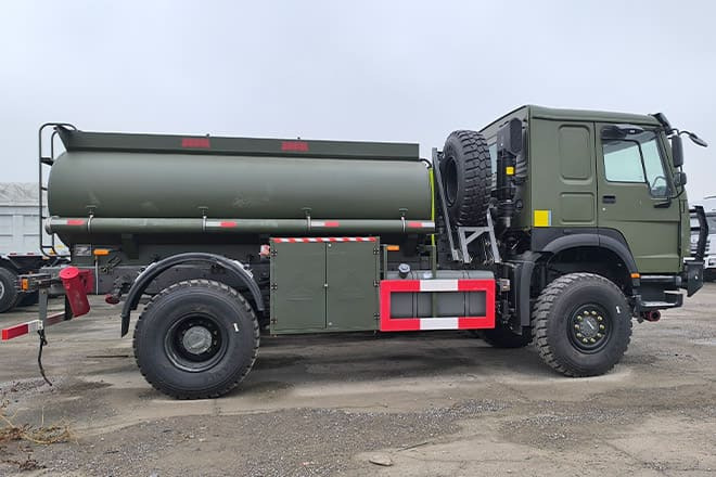 SINOTRUK Howo 4X2 Small Fuel Tanker Truck for Sale in Zambia - Camion citerne: photos 2 SINOTRUK Howo 4X2 Small Fuel Tanker Truck for Sale in Zambia - Camion citerne: photos 2