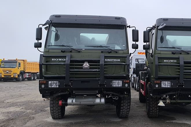 SINOTRUK Howo 4X2 Small Fuel Tanker Truck for Sale in Zambia - Camion citerne: photos 3 SINOTRUK Howo 4X2 Small Fuel Tanker Truck for Sale in Zambia - Camion citerne: photos 3