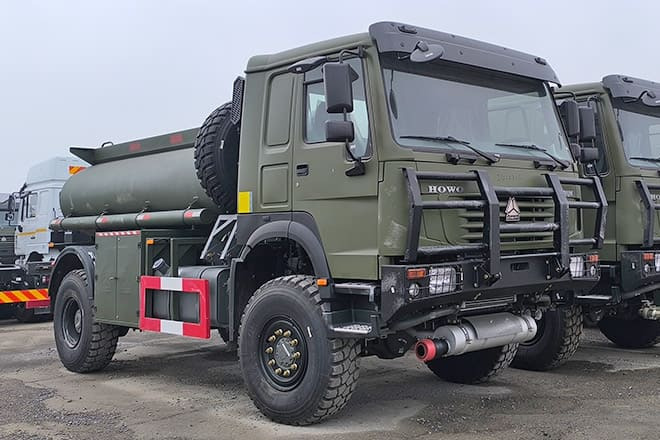SINOTRUK Howo 4X2 Small Fuel Tanker Truck for Sale in Zambia - Camion citerne: photos 4 SINOTRUK Howo 4X2 Small Fuel Tanker Truck for Sale in Zambia - Camion citerne: photos 4