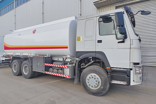SINOTRUK Sinotruk Howo Fuel Tanker Truck Price for Sale in Ghana - Camion citerne: photos 1 SINOTRUK Sinotruk Howo Fuel Tanker Truck Price for Sale in Ghana - Camion citerne: photos 1