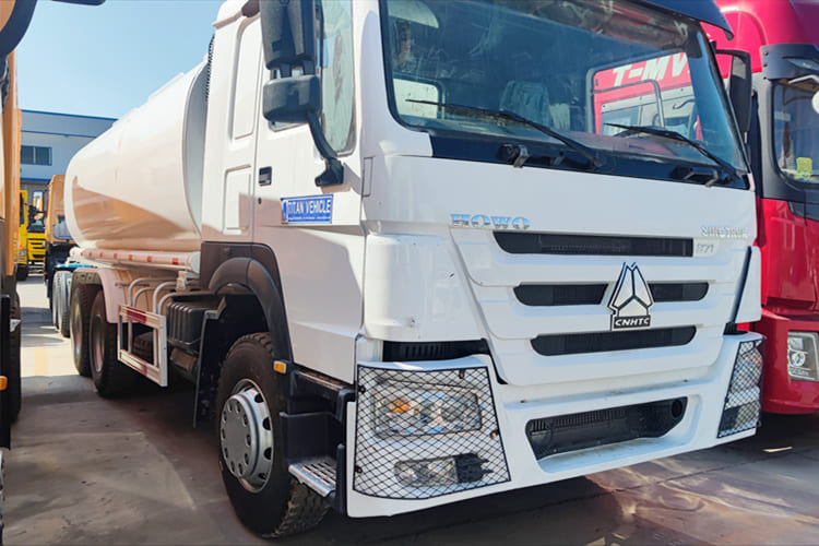 SINOTRUK Water Sprinkler Tanker for Sale in Malawi - Camion citerne: photos 5 SINOTRUK Water Sprinkler Tanker for Sale in Malawi - Camion citerne: photos 5