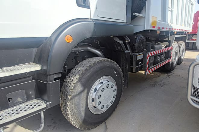 TITAN Howo 6x4 10 Wheel Tipper Truck for Sale in Zambia - Camion benne: photos 5 TITAN Howo 6x4 10 Wheel Tipper Truck for Sale in Zambia - Camion benne: photos 5