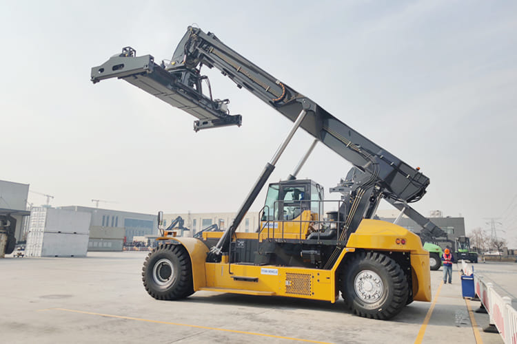 XCMG Container Reach Stacker for Sale in Ghana - Chariot porte-conteneur: photos 4 XCMG Container Reach Stacker for Sale in Ghana - Chariot porte-conteneur: photos 4