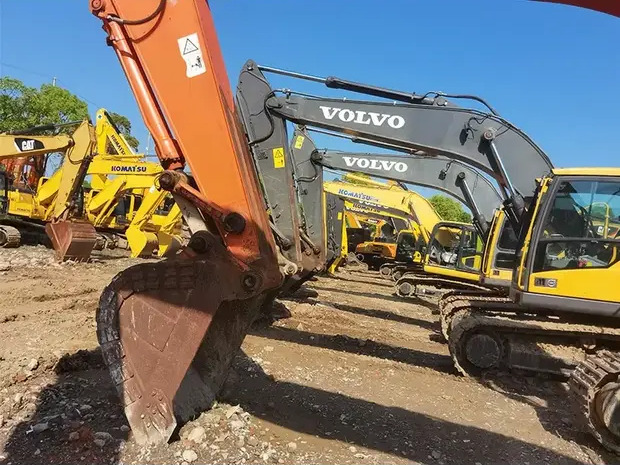 2022 Hitachi ZX240 - Pelle sur chenille: photos 3 2022 Hitachi ZX240 - Pelle sur chenille: photos 3