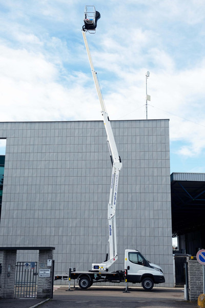 Oil & Steel Snake 2010 HE PLUS Sobre IVECO 35S14 Distancia entre ejes 3750 mm - Camion avec nacelle: photos 3 Oil & Steel Snake 2010 HE PLUS Sobre IVECO 35S14 Distancia entre ejes 3750 mm - Camion avec nacelle: photos 3