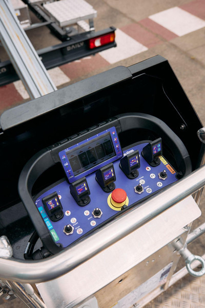 Oil & Steel Snake 26 Sobre IVECO 35S14 Distancia entre ejes 4100 mm - Camion avec nacelle: photos 4 Oil & Steel Snake 26 Sobre IVECO 35S14 Distancia entre ejes 4100 mm - Camion avec nacelle: photos 4