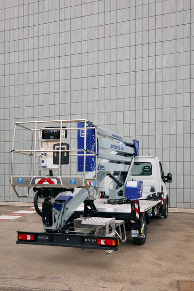 Oil & Steel Snake 26 Sobre IVECO 35S14 Distancia entre ejes 4100 mm - Camion avec nacelle: photos 2 Oil & Steel Snake 26 Sobre IVECO 35S14 Distancia entre ejes 4100 mm - Camion avec nacelle: photos 2